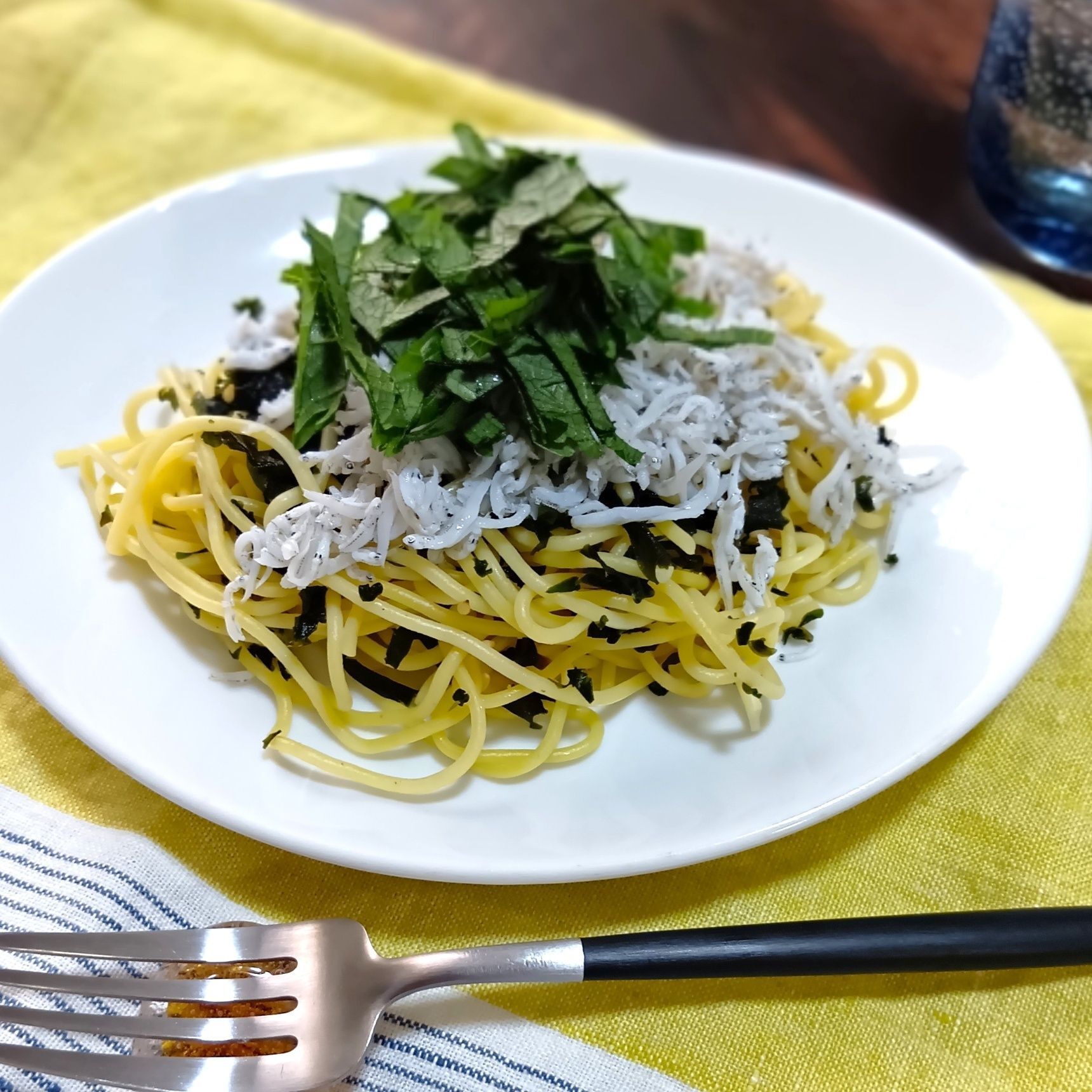 ゆでたスパゲッティに材料を混ぜて盛り付けるだけなので、忙しい日にもパパッと作れます。しそわかめのうまみとしらすの塩気に、ポン酢の爽やかな酸味がよく合います。