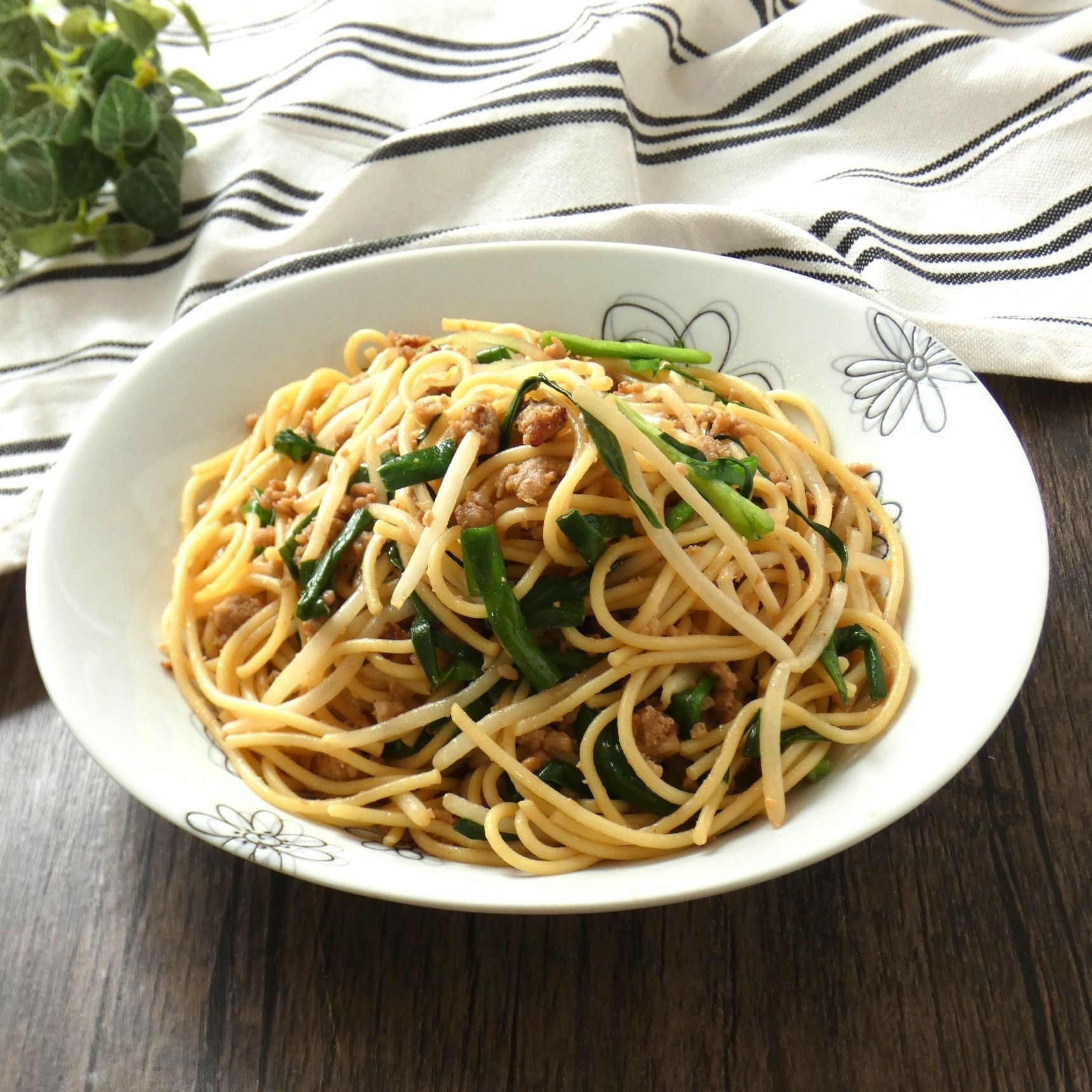 シャキうま！「もやしとニラの担々風パスタ」