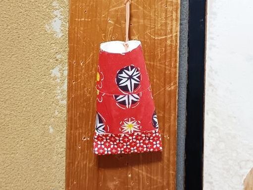 トイレットペーパーの芯で化粧用ゴミ入れ