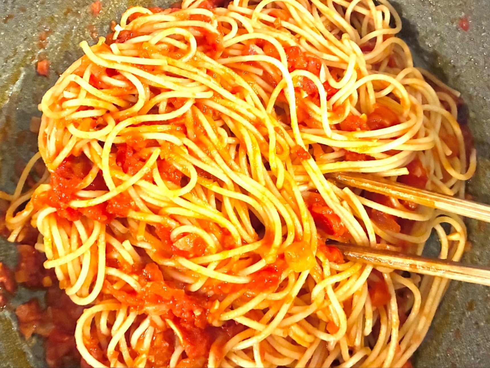 【わが家の定番】トマトとニンニクのスパゲッティ「コツは根気よく…」