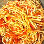 【わが家の定番】トマトとニンニクのスパゲッティ「コツは根気よく…」