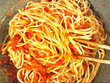 【わが家の定番】トマトとニンニクのスパゲッティ「コツは根気よく…」