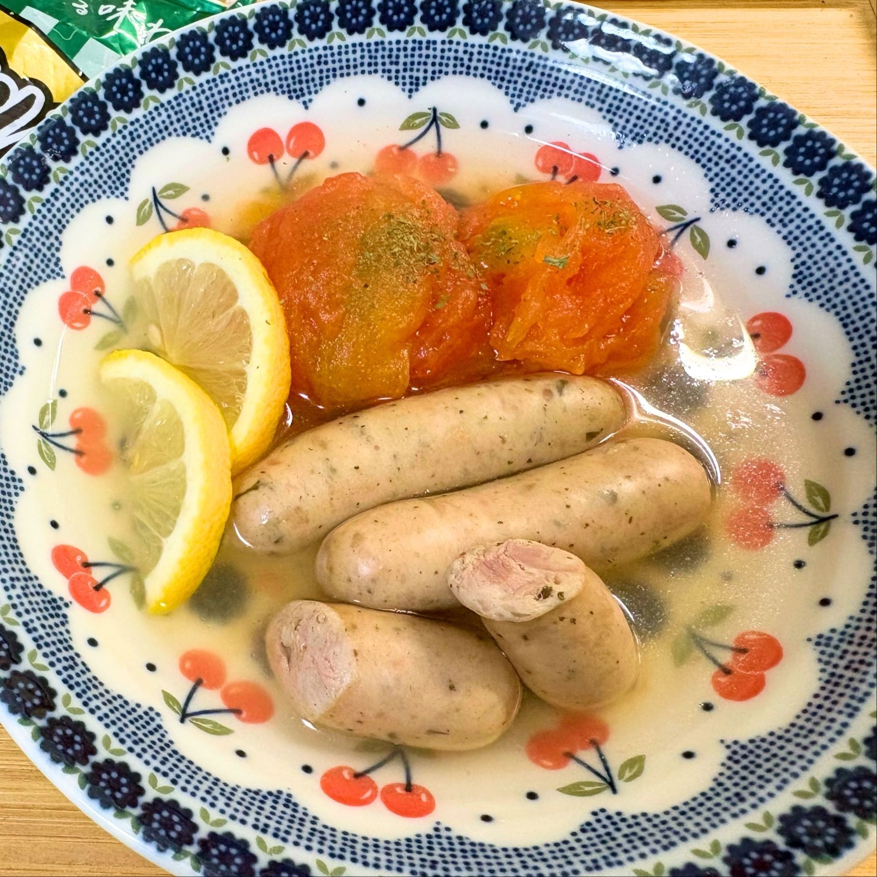 白だしにトマトとウインナーを入れ味を染み込ませます