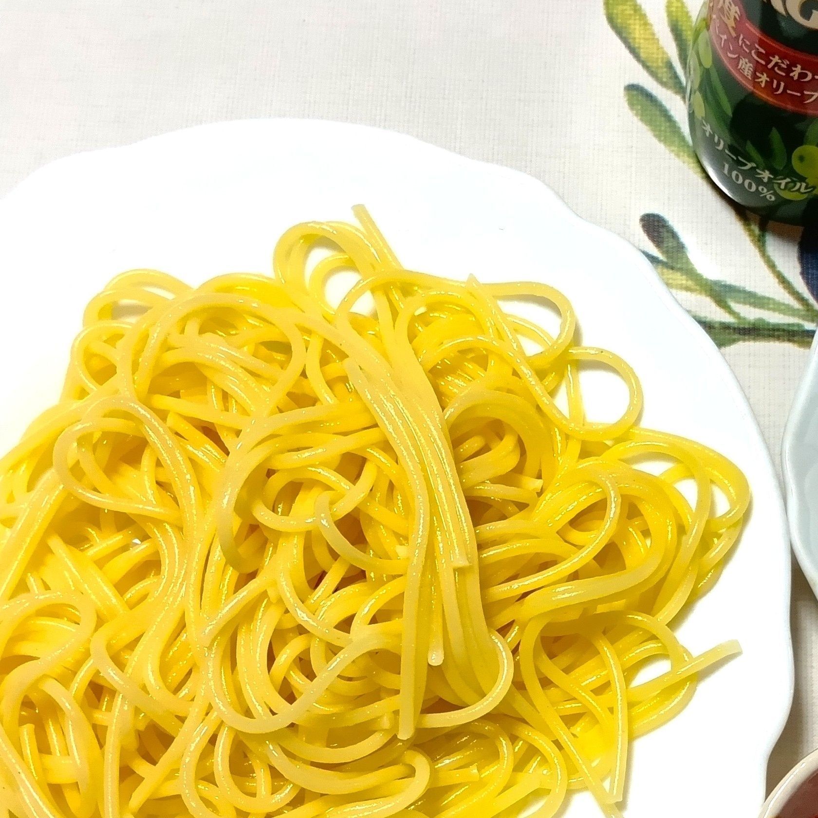 2. スパゲッティにオイルを絡める