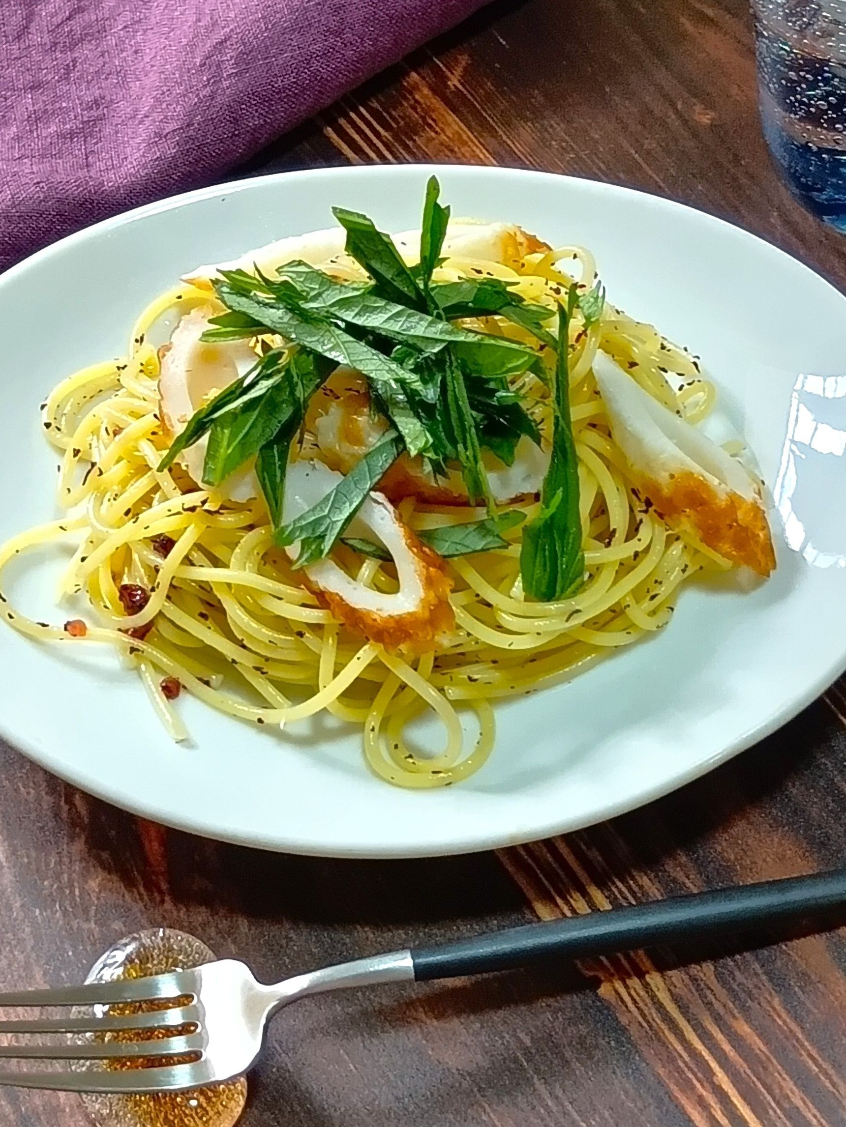 ササッと作れる！和えるだけ！さっぱりいただける、梅ゆかりと青じそのちくわパスタ