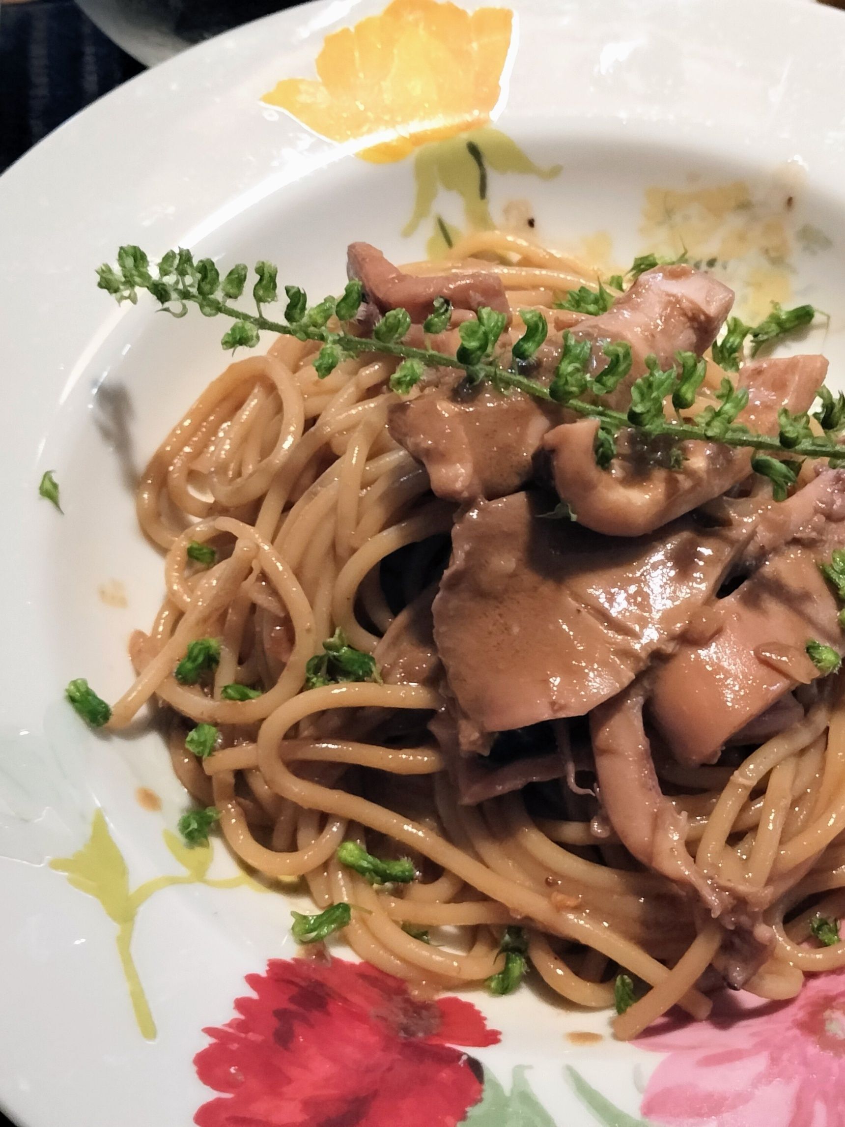 日本酒たっぷりイカのワタ酒蒸し生姜醤油汁でペペロンバター醤油パスタ！穂紫蘇香るイカワタパスタ！