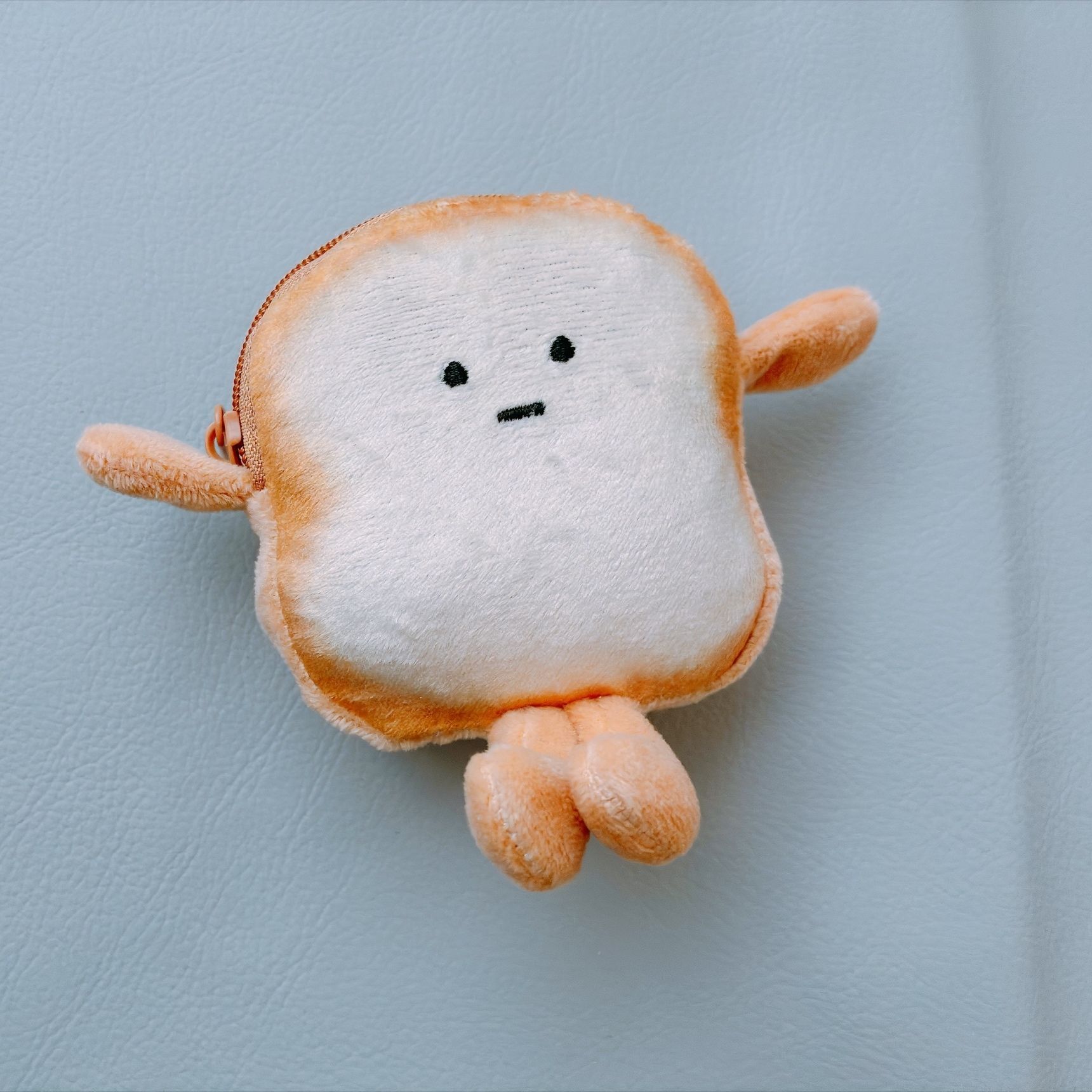 セリアの食パンくんがかわいかったので、ポーチをリメイクしてお買い物のお供にしちゃいました