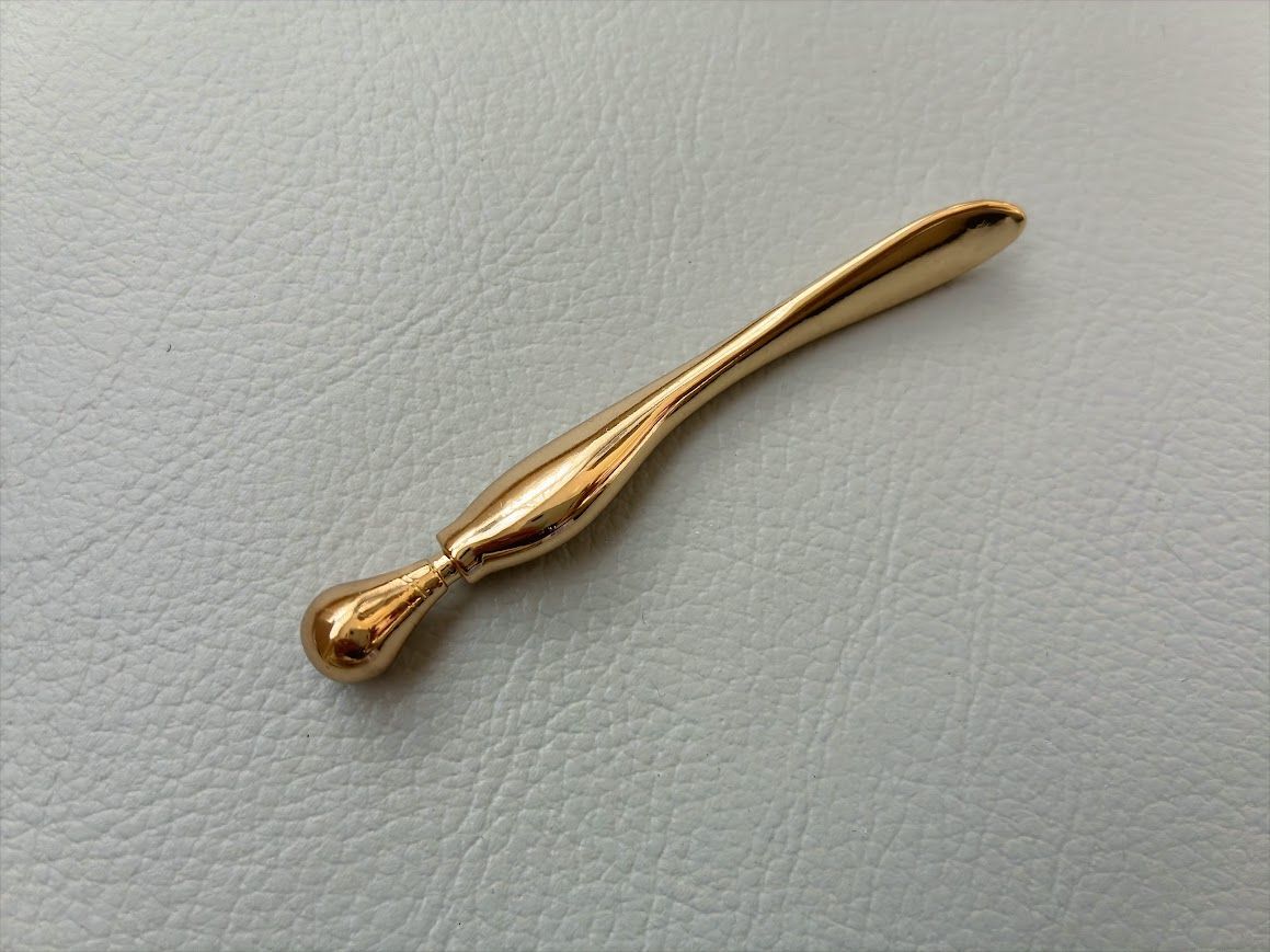 【ダイソー】つまようじサイズで何に使うの！？金色の「謎のミニスティック」が想像以上の実力派だった♡