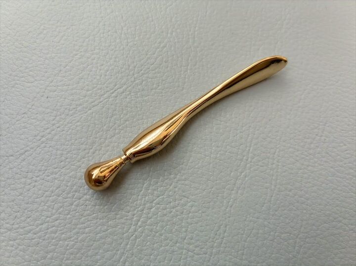 【ダイソー】つまようじサイズで何に使うの!?金色の「謎のミニスティック」が想像以上の実力派だった♡