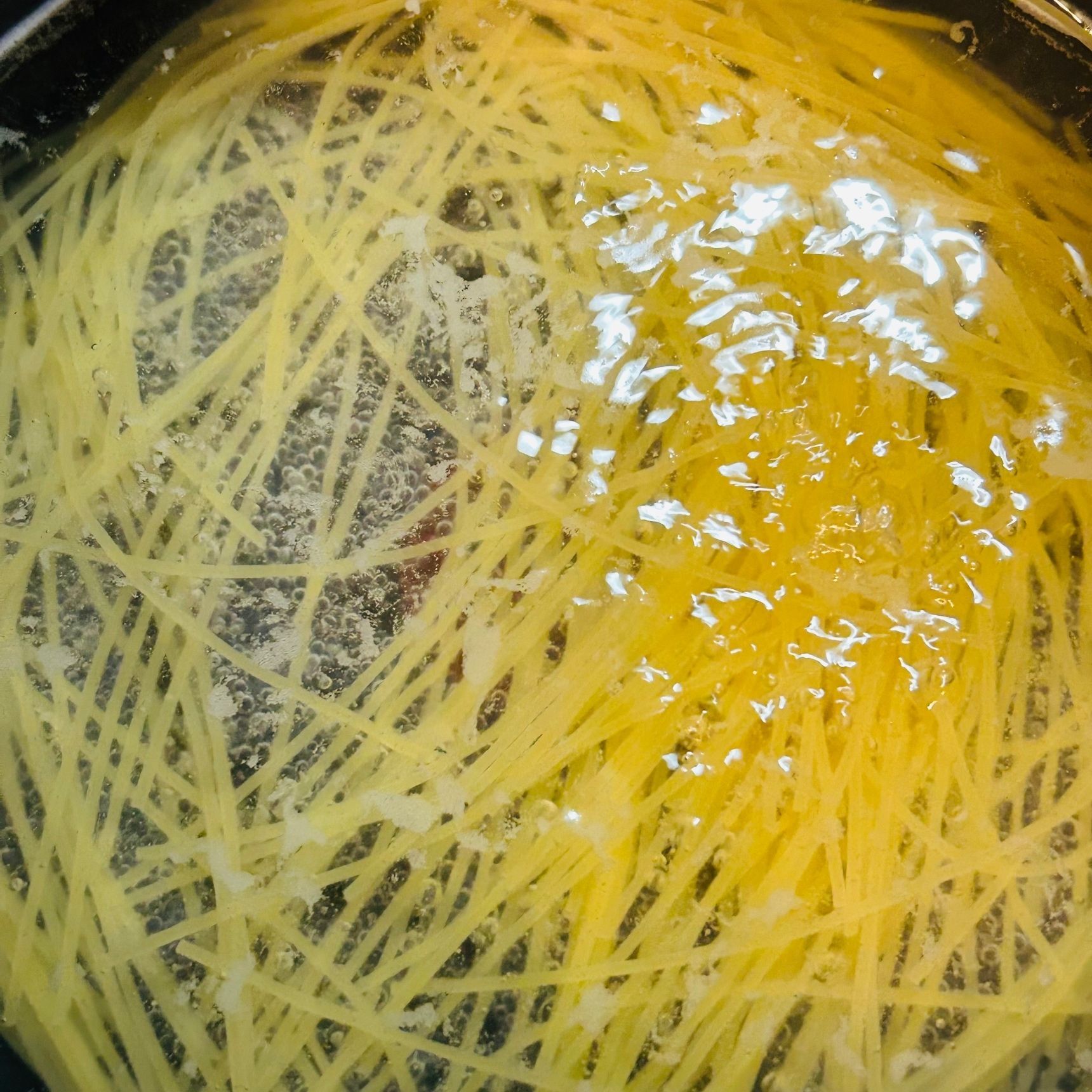 ⑥サラダスパゲティを茹でます