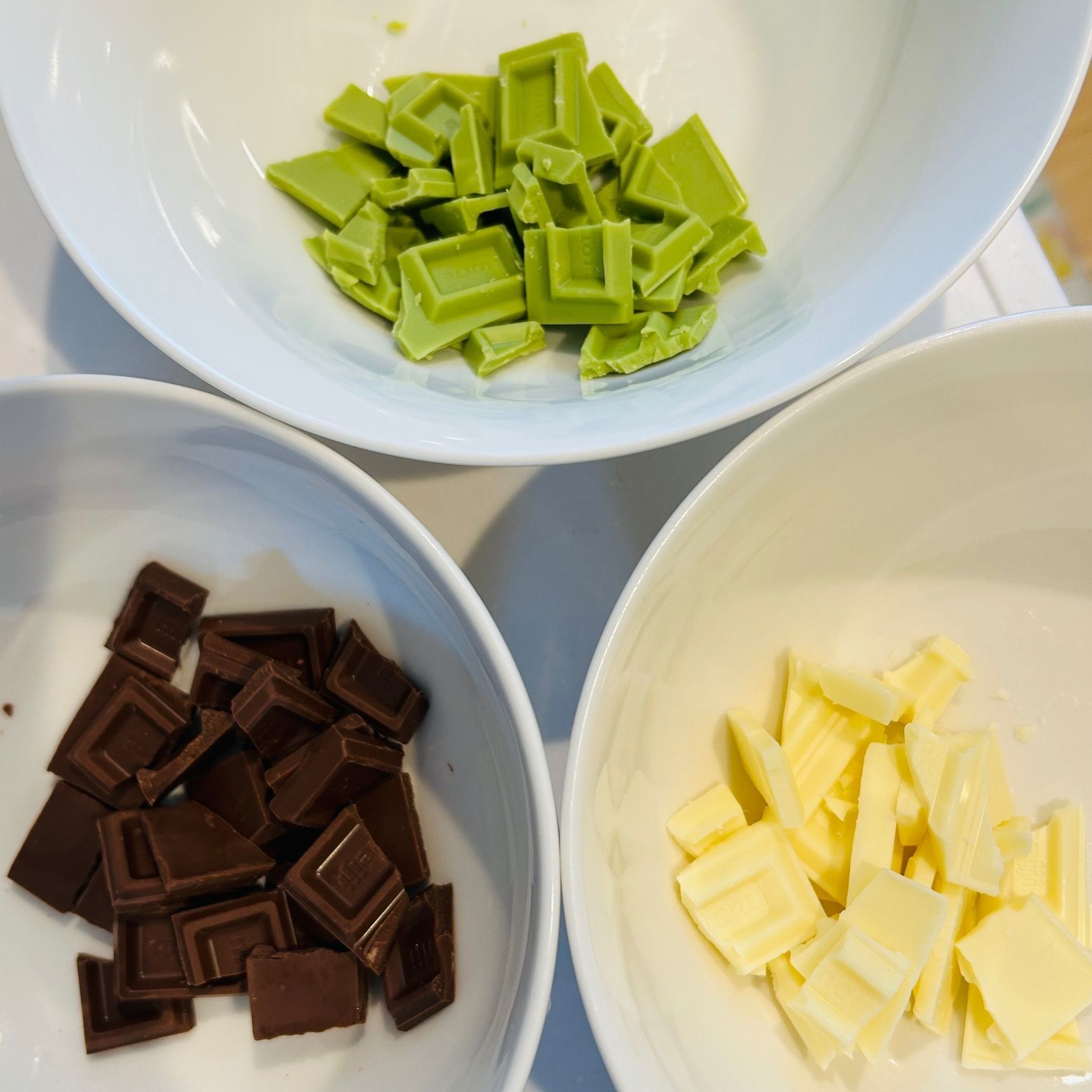 ③板チョコを砕き、耐熱容器に入れます