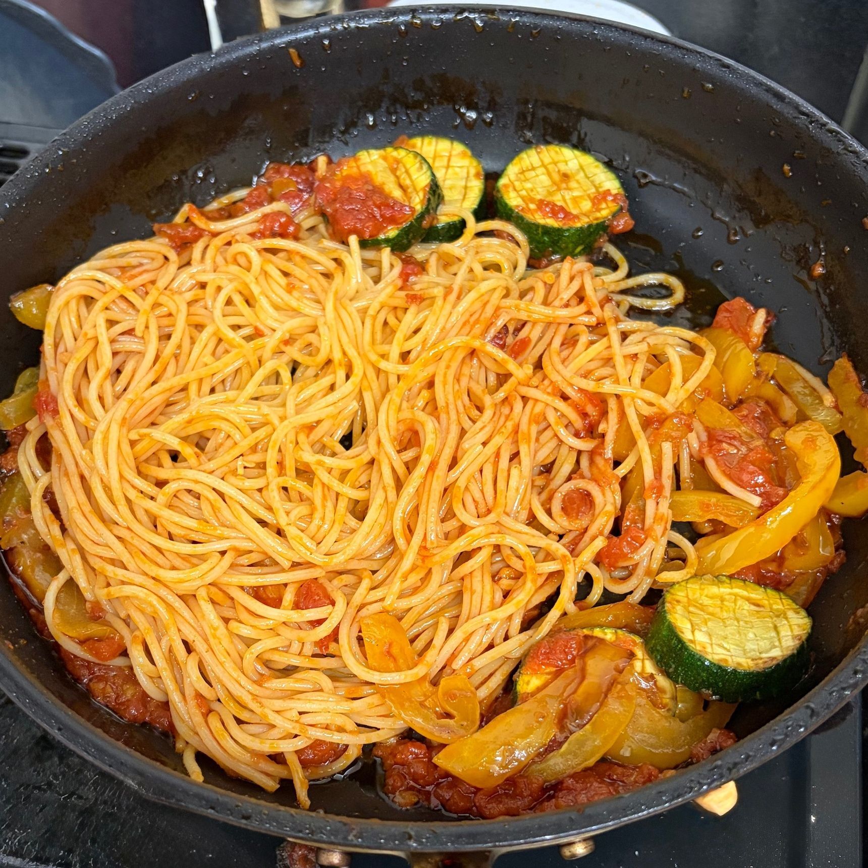 パスタと野菜を加える