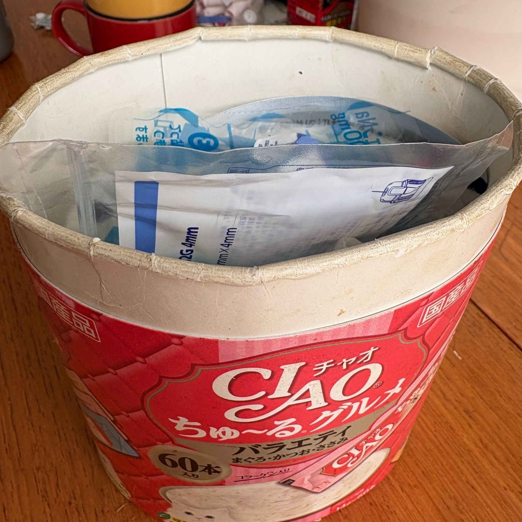 こんな風に薬の空き袋や湿布薬を剥がしたプラスティック部分とか入っています。