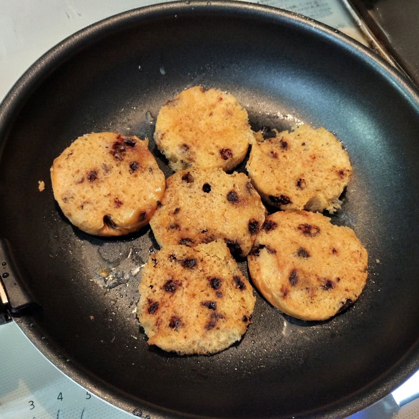 2、フライパンに、バターを入れる→弱火で溶かし、チョコチップパンを入れる→両面にバターを染み込ませる→弱火で両面を焼き、内側にバターを閉じ込める