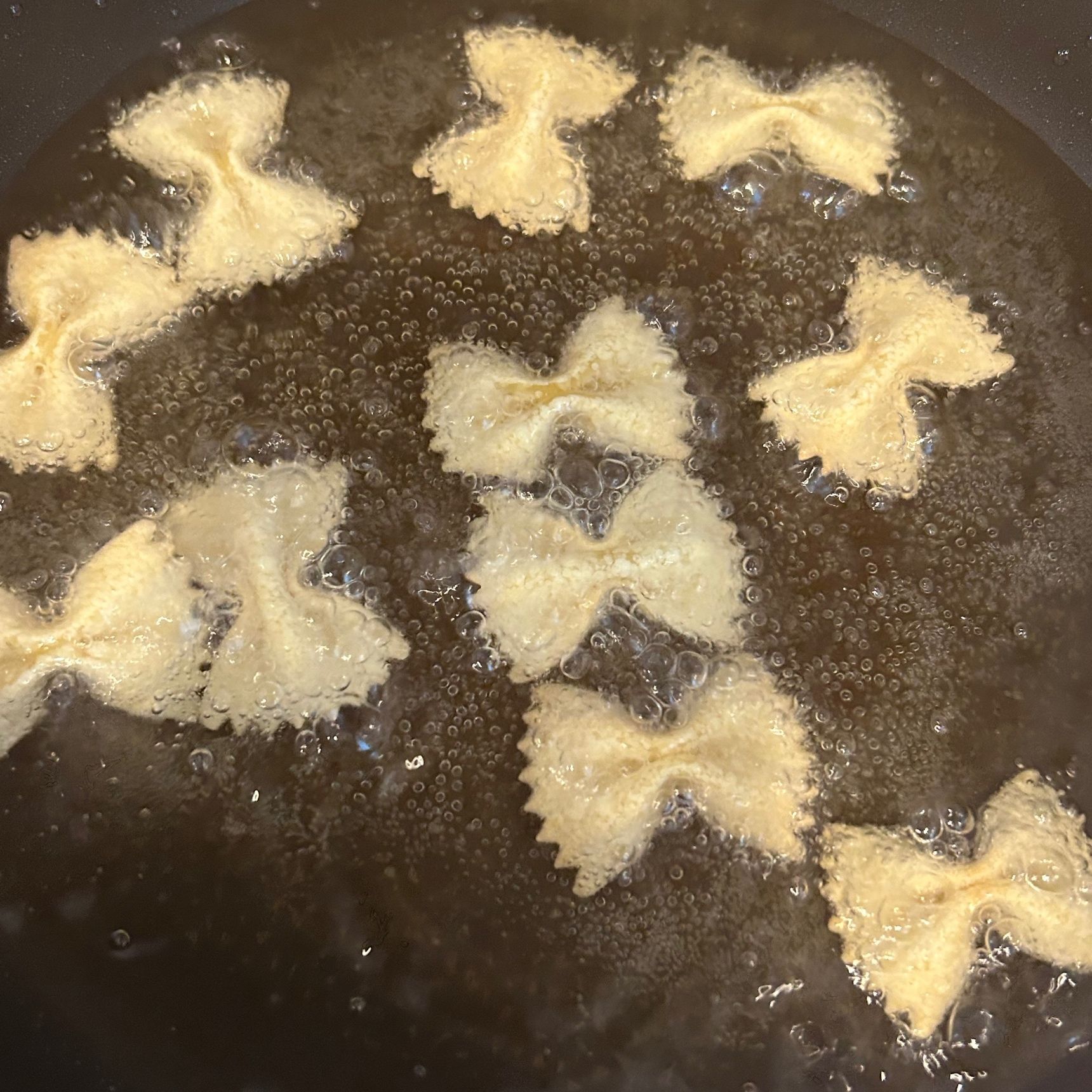 ②ファルファッレもう半量を油で揚げます