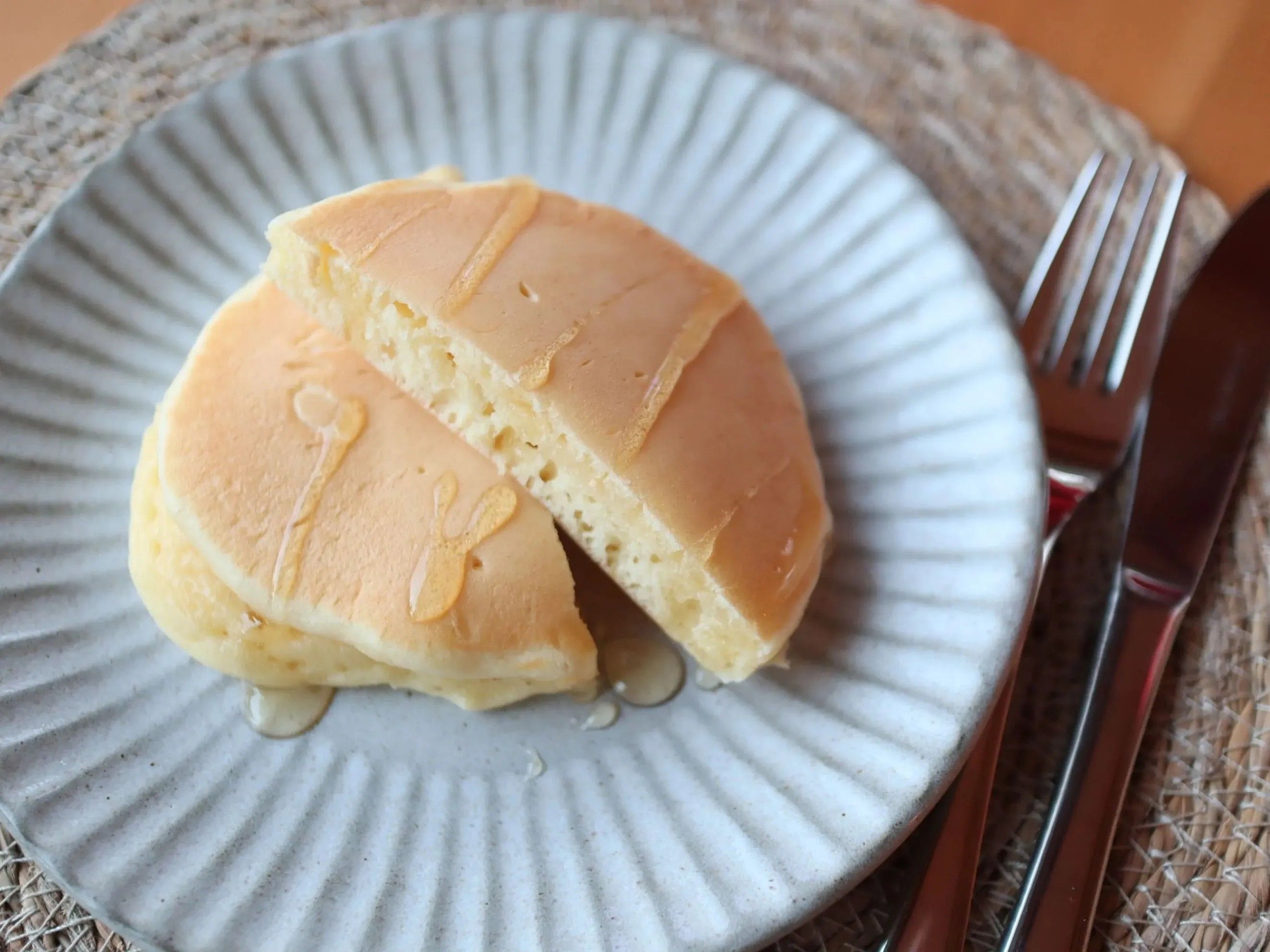 ホットケーキが劇的ふわふわになる〈秘密テク〉を大公開♡まさかの調味料を入れるだけで…自分史上最高の仕上がりに！