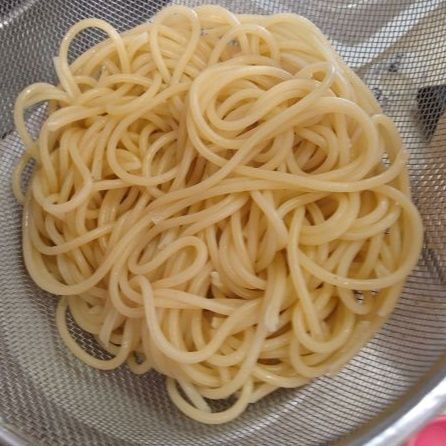 パスタをゆでる