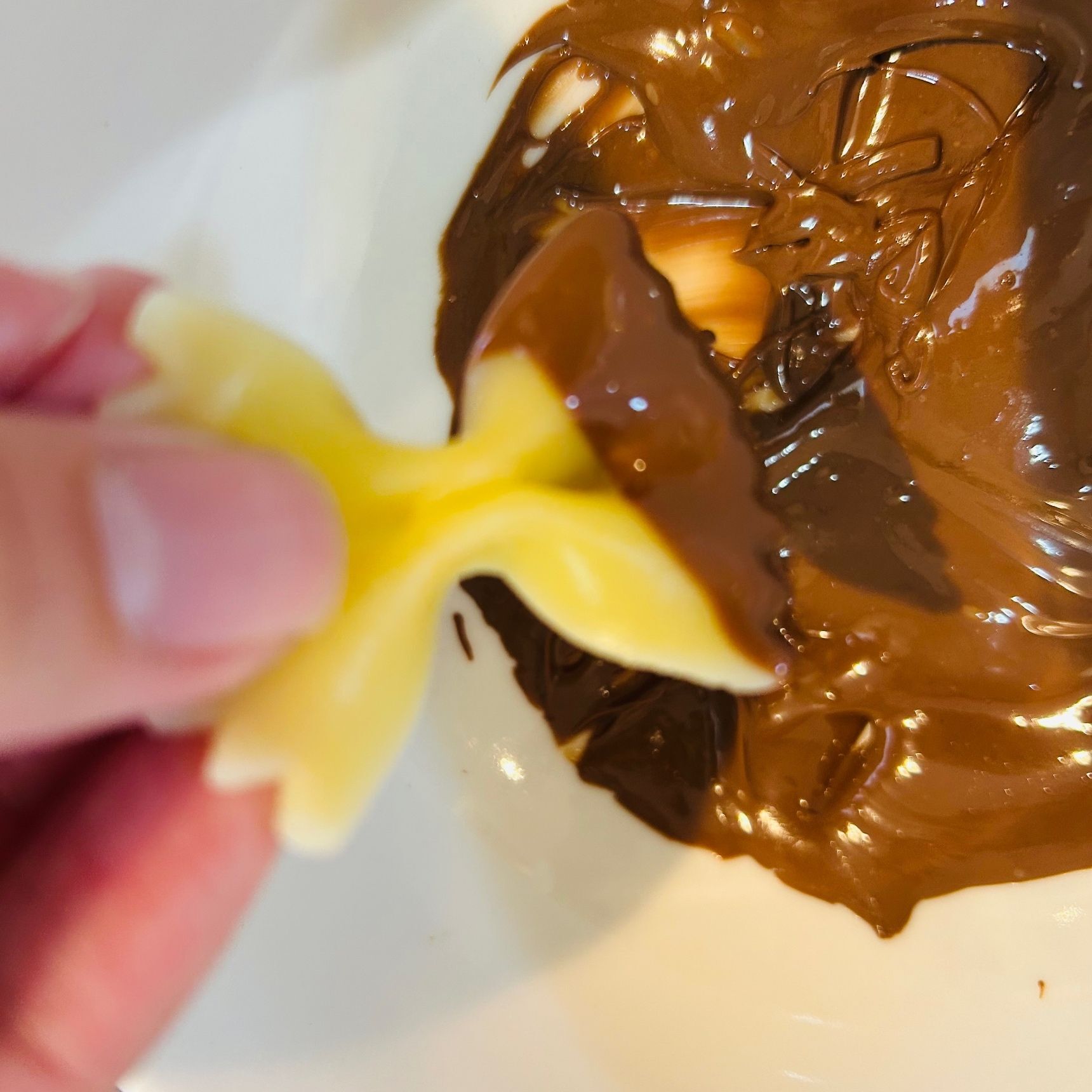 ④ミルクチョコレート、ホワイトチョコレートをレンジ加熱します