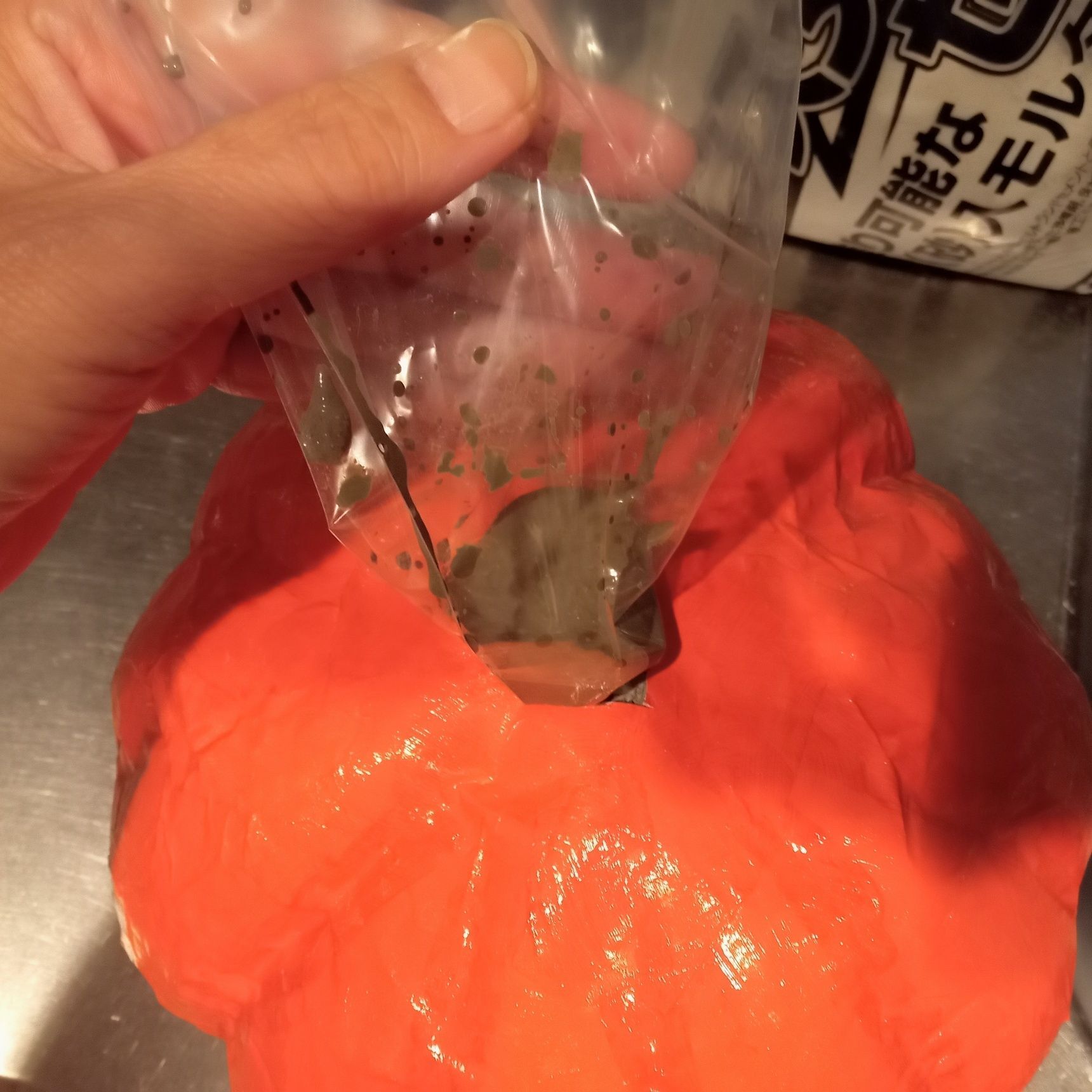 結局、空気を入れる部分も切ってセメント投入