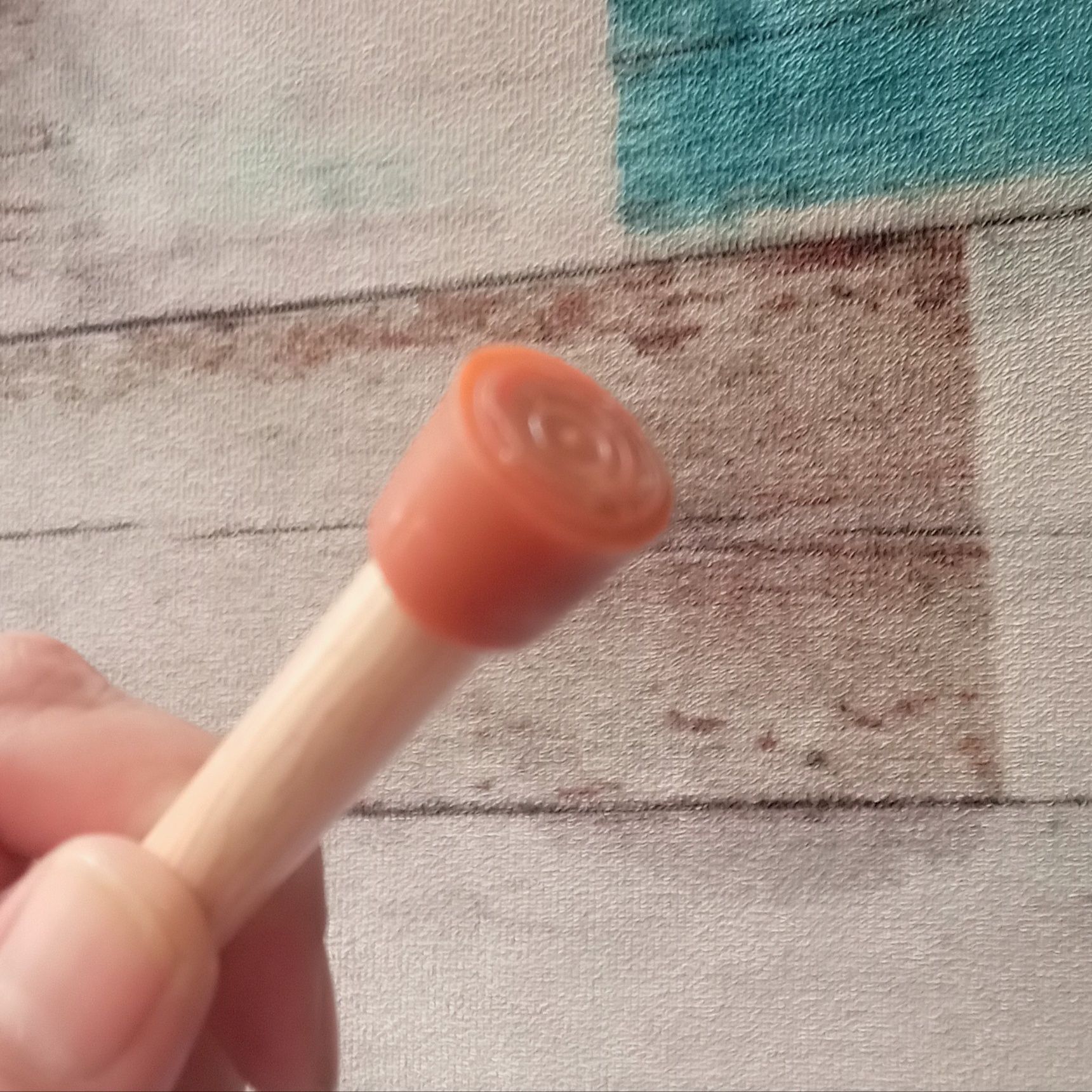 先がプラスチックなので、突っ張る場所によっては直ぐ落ちてしまう