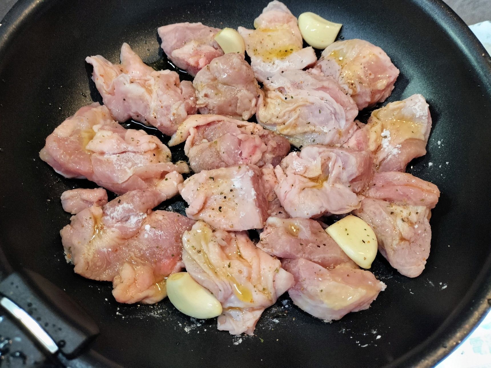 2、手順1の鶏もも肉に片栗粉をまぶして、フライパンに並べる→にんにくを入れる→スパイスブレンドソルトとオリーブオイルを回しかけ、中火で両面に焼き色をつける→蓋をして弱火〜中火で中まで火を通す（5分程）→余分な油をキッチンペーパーで拭き取る→中火〜強火で両面をこんがりカリッと焼く