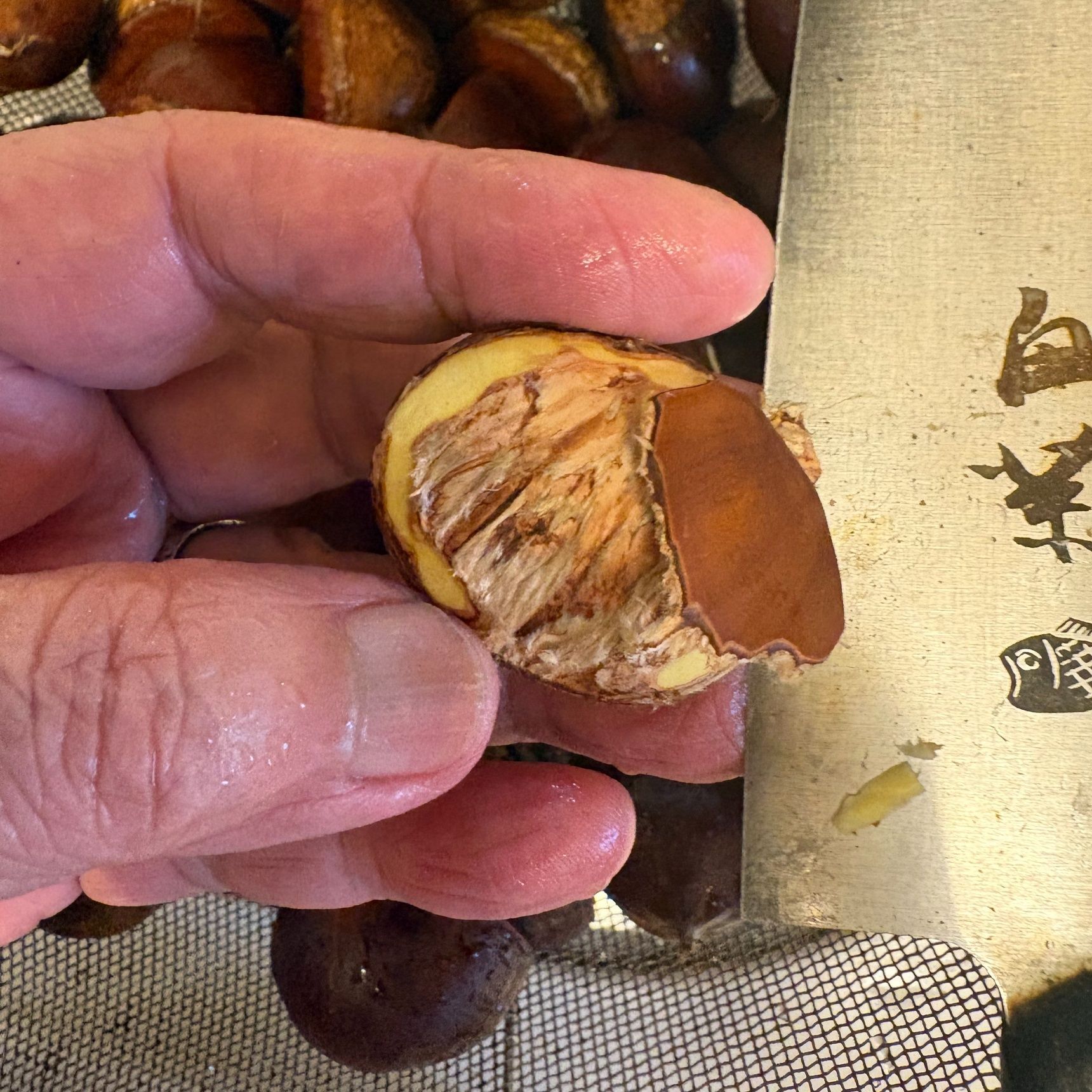 前と後ろの硬い皮を剥がします。