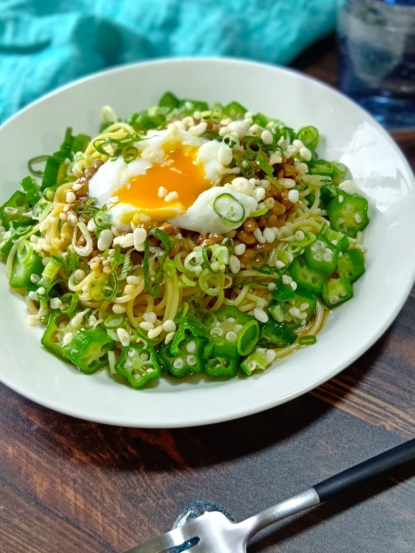 すぐ完成！休日の朝にいかが？温玉とろ～り納豆オクラのねばねば和風パスタ