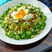 すぐ完成！休日の朝にいかが？温玉とろ～り納豆オクラのねばねば和風パスタ