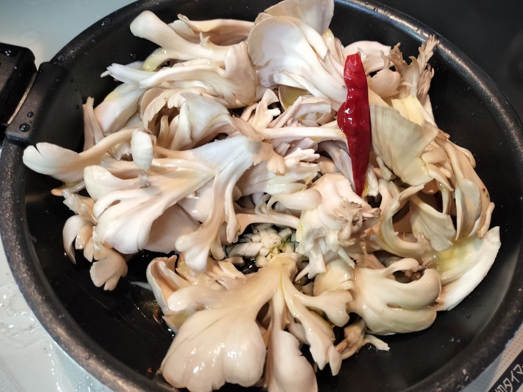 1. フライパンに、材料▲を入れる→弱火にかけ、にんにくの香りが出てきたら、舞茸とスパイスブレンドソルトを入れる→中火で炒める→粗熱を取る