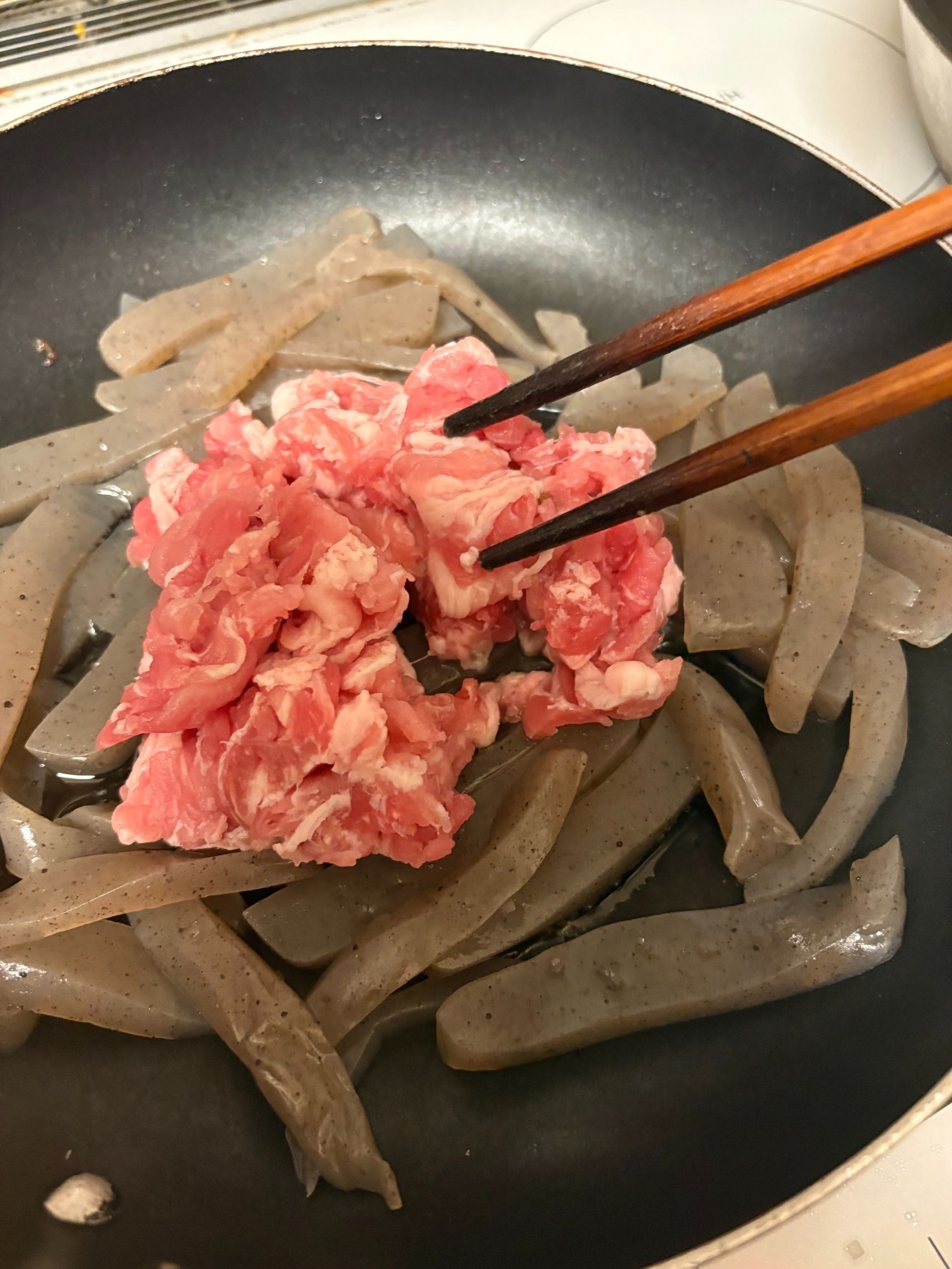 3. 豚こま切れ肉を炒める