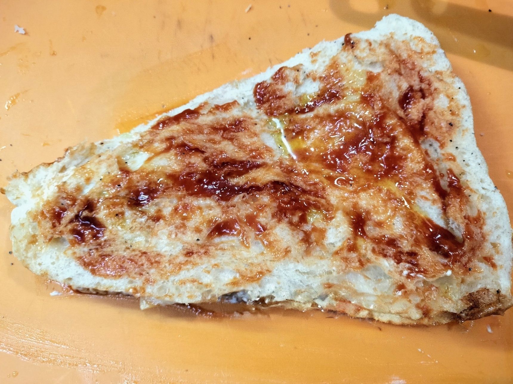 3. 焼き色が付いていない中のふかふか面に、材料●を塗る→手順1の舞茸ペペロンをのせ、少量の粗挽き胡椒をふりかける→とろけるチーズをたっぷりとのせる