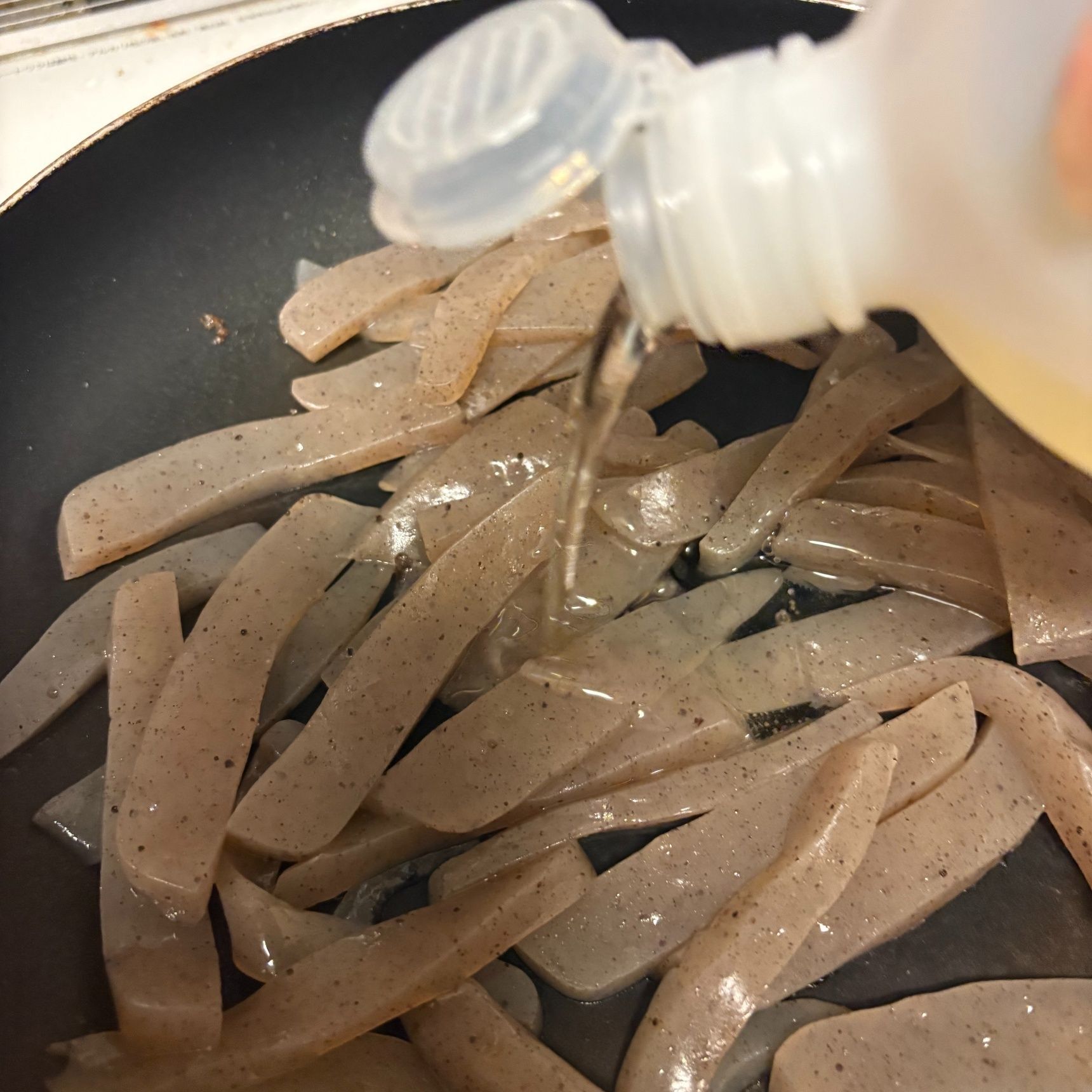 2. こんにゃくを乾いりする