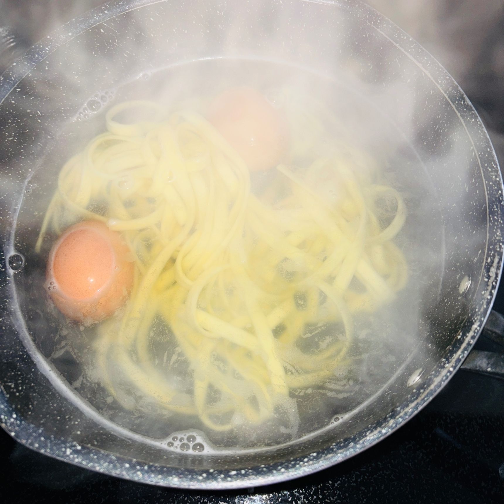 1. パスタと卵をゆでる