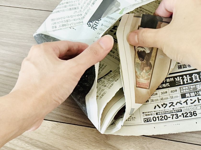 【新聞紙1/2枚】折るだけでフタ付き袋が完成！？キッチンの生ゴミ臭とドロドロ水分を撃退する神ワザ