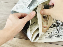 【新聞紙1/2枚】折るだけでフタ付き袋が完成！？キッチンの生ゴミ臭とドロドロ水分を撃退する神ワザ