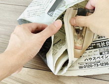 【新聞紙1/2枚】折るだけでフタ付き袋が完成！？キッチンの生ゴミ臭とドロドロ水分を撃退する神ワザ