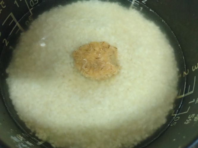 2. 米と調味料を炊飯器に入れる