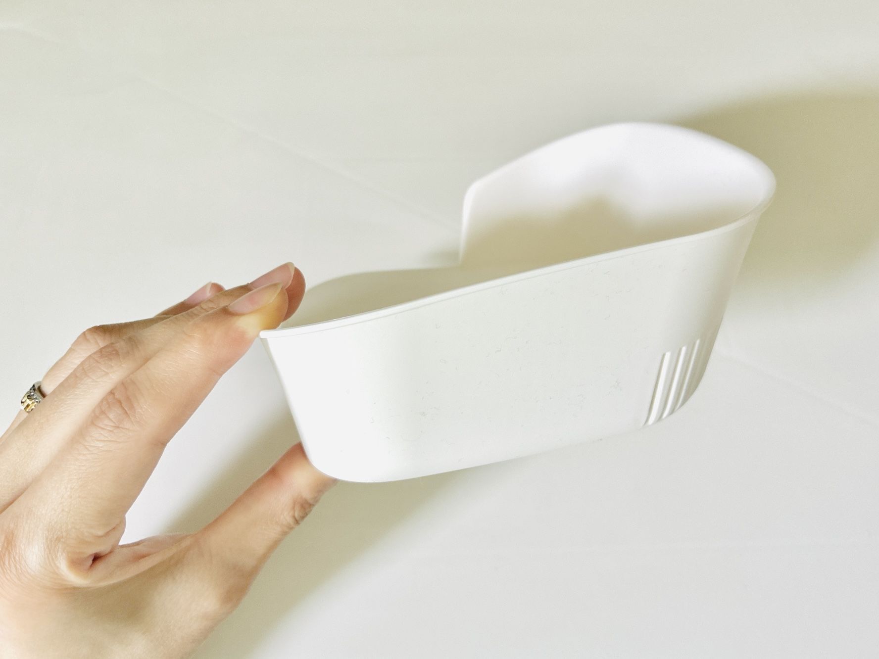 【セリア】側面が欠けて穴だらけ…！？謎すぎる容器、使ってみたら料理中の「床にポロリ」が劇的ゼロになった！