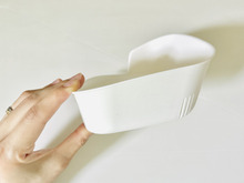 【セリア】側面が欠けて穴だらけ…！？謎すぎる容器、使ってみたら料理中の「床にポロリ」が劇的ゼロになった！