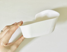 【セリア】側面が欠けて穴だらけ…！？謎すぎる容器、使ってみたら料理中の「床にポロリ」が劇的ゼロになった！