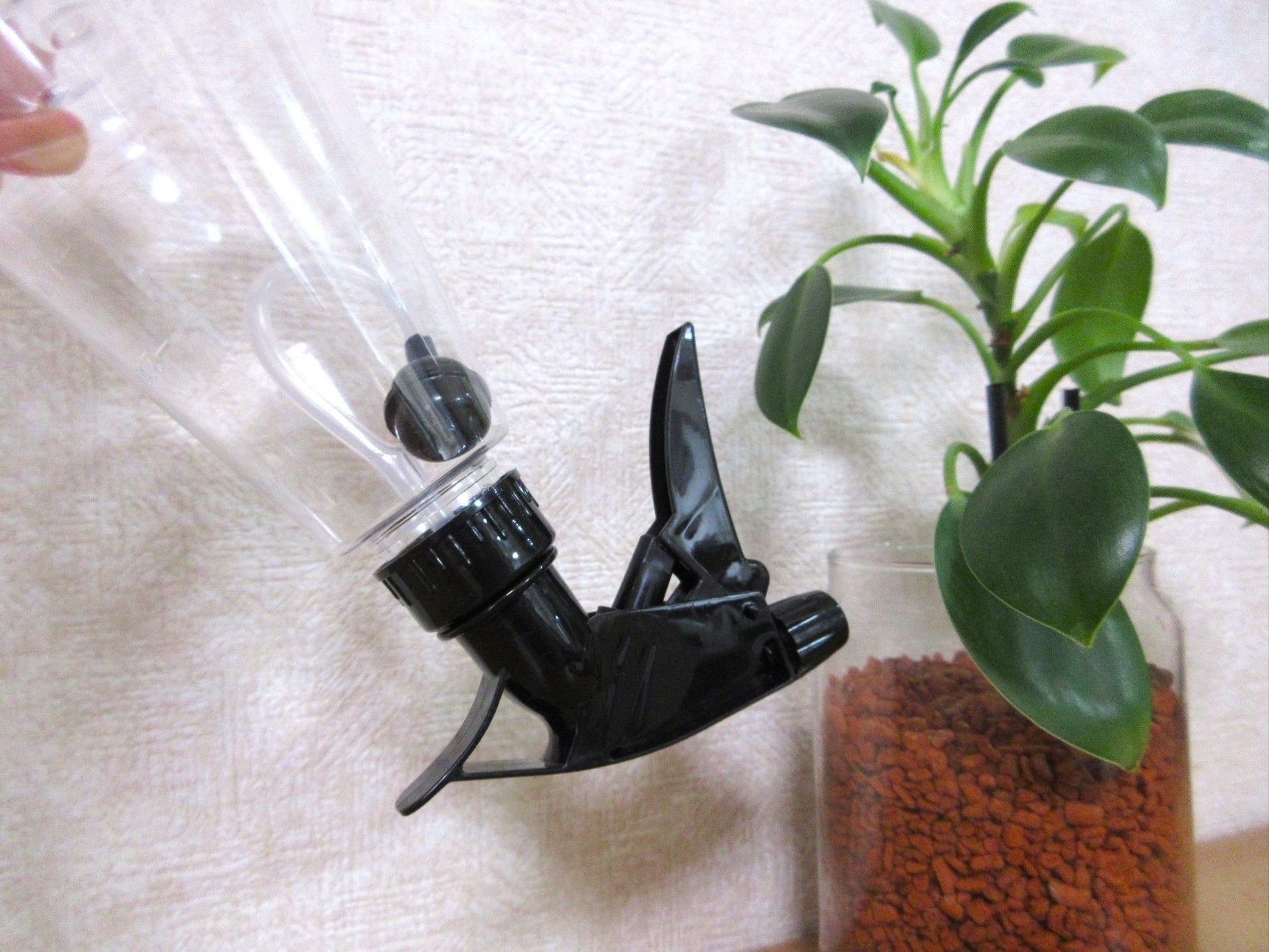 ダイソーで110円！逆さでも使えるスプレーボトル