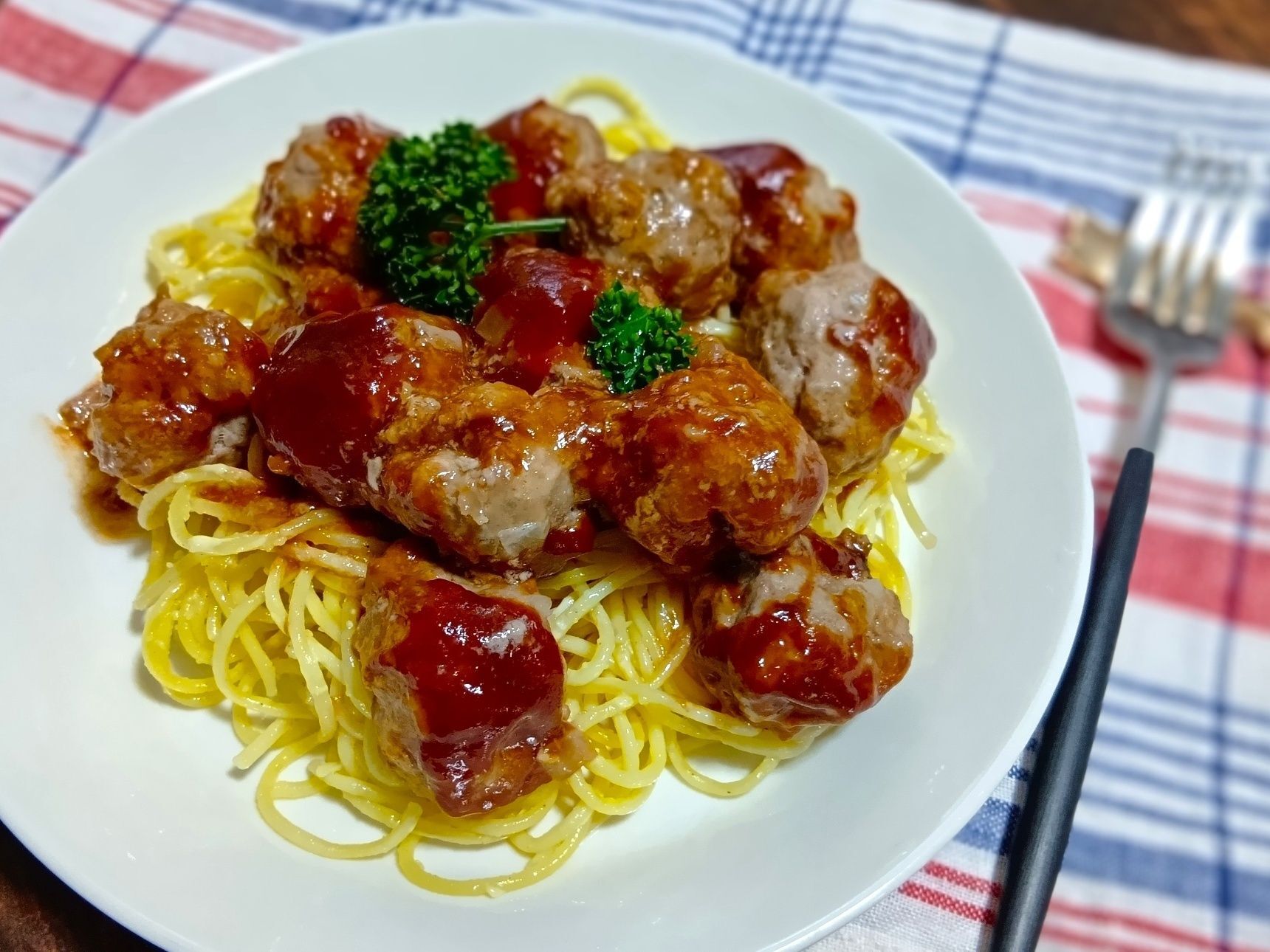 レンジで簡単！ミニハンバーグがドーン！ボリューム満点ハンバーグスパゲッティ