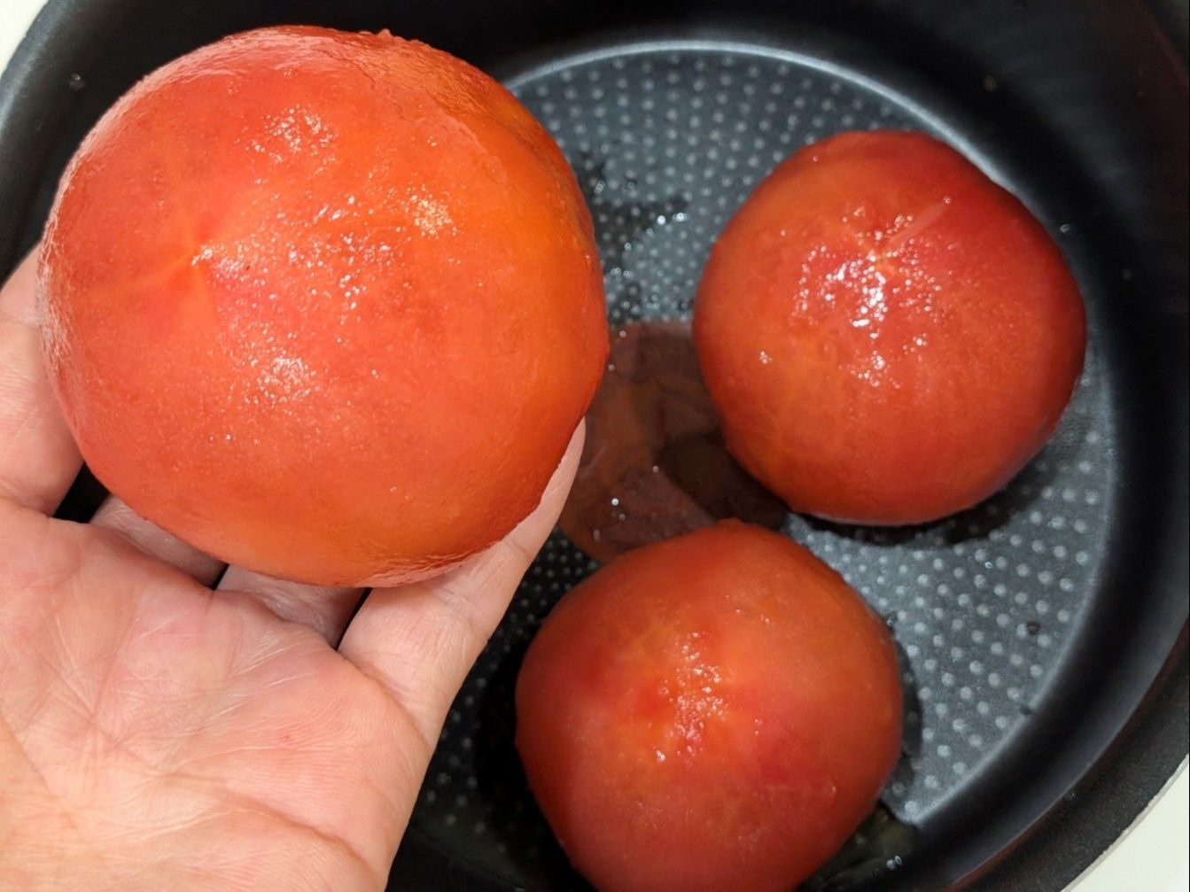 トマトは皮を剥きます