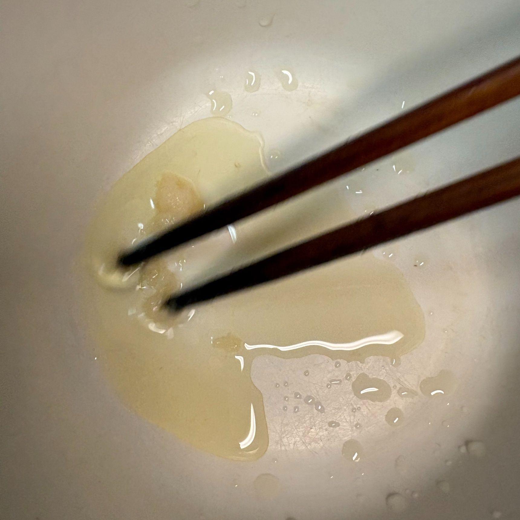 少量のオリーブオイルににんにく（チューブ入り）を溶きます。