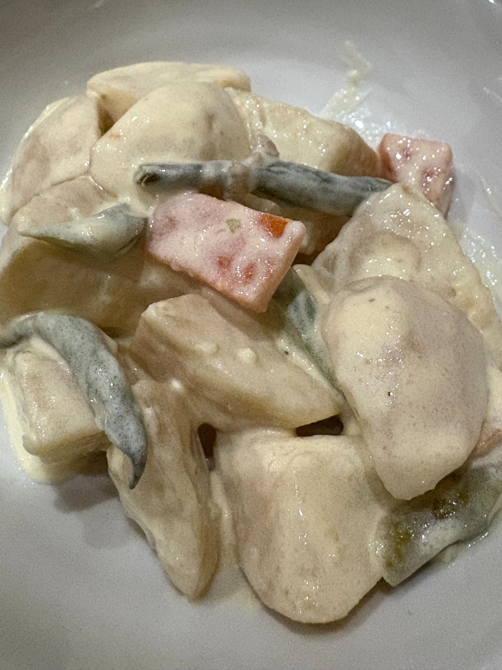 醤油で煮てあるので少し茶色っぽいポテトサラダになります。