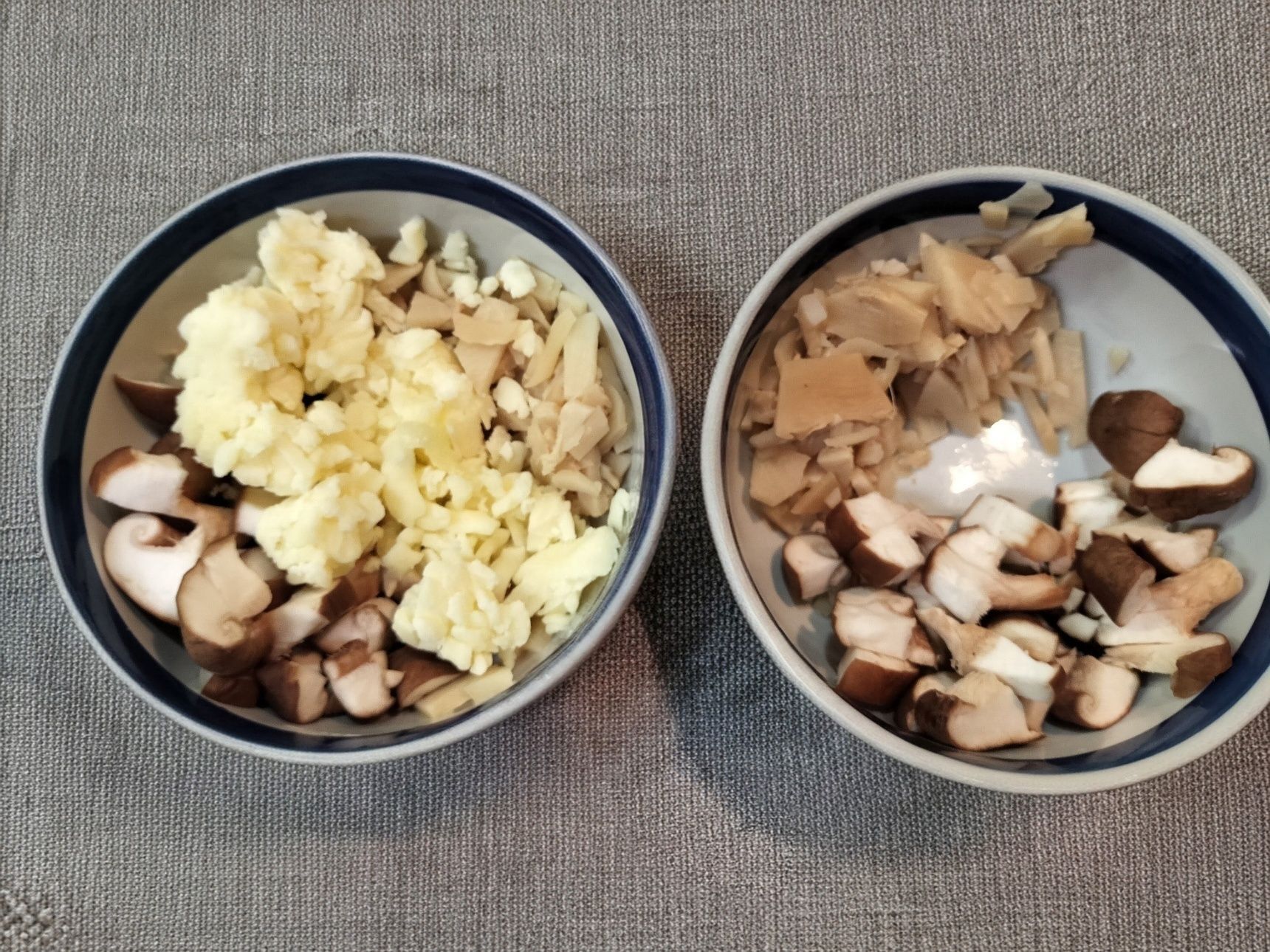 4. 2つに器に椎茸とたけのこを分け入れる→韓国風の器にはとろけるチーズ、和風の器にはかつお節を加える