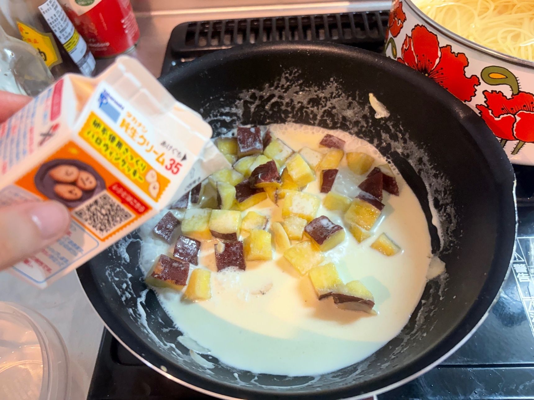 ⑤生クリームを加えて軽く沸騰させる。