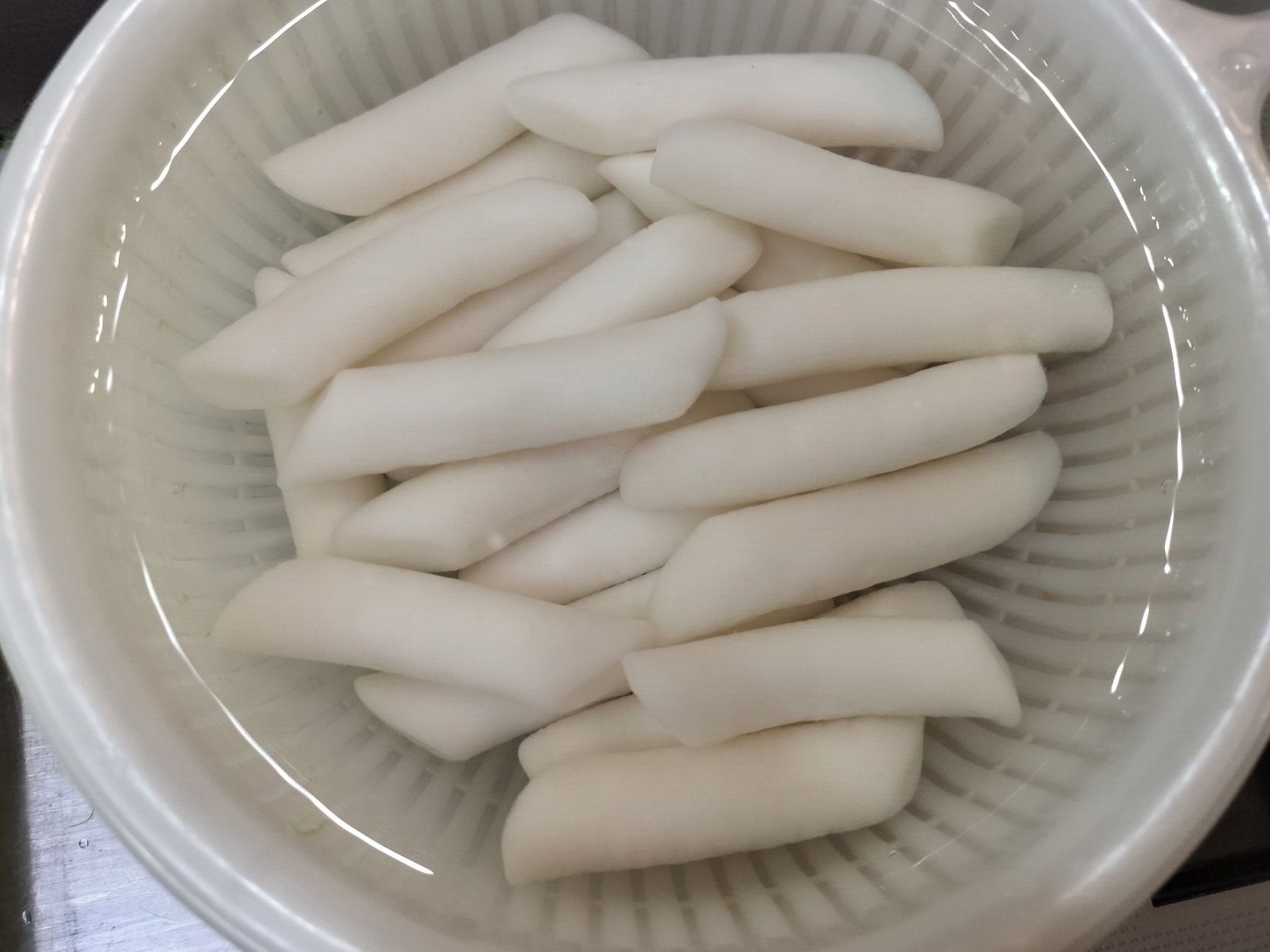 1. ボウルにザルをセットしてトッポギ餅を入れ、適量の水を注いで30分ほど浸しておく