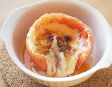ナイフを入れた瞬間、幸せが登場♡トマトをまるごと焼くだけ→お店のコース料理風になるごちそう！