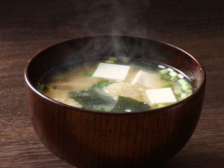 主婦100人に聞いた!味噌汁に入れると意外とイケる〈変わり種具材〉とは。最後はまさかのバナナ!?